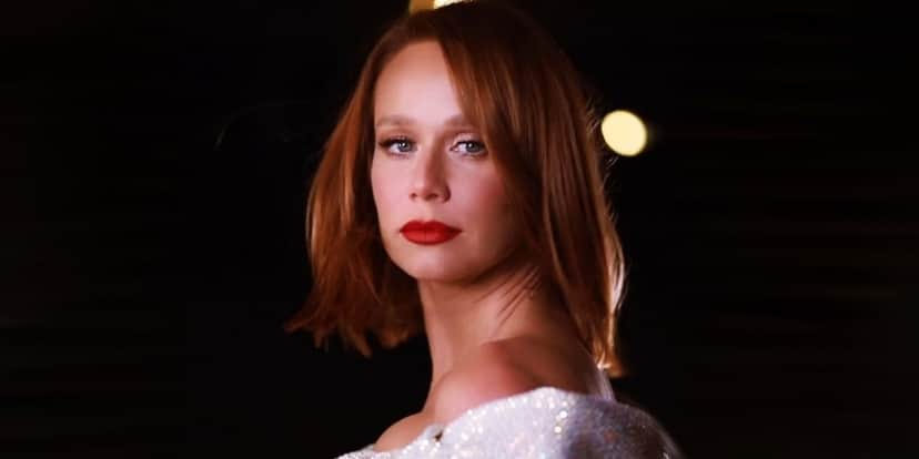 Mariana Ximenes é atriz branca, que está usando vestido branco, batom vermelho e cabelo ruivo Mariana Ximenes é atriz branca, que está usando vestido branco, batom vermelho e cabelo ruivo