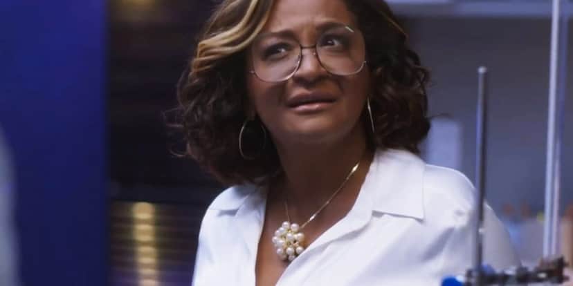 Marta usando camisa Branca na novela Cara e Coragem Marta usando camisa Branca na novela Cara e Coragem