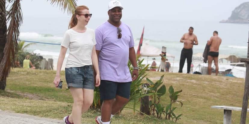 Aílton Graça e Kátia Naiane foram flagrados passeando na orla da Barra da Tijuca, RJ (Foto Reprodução/AgNews) Aílton Graça e Kátia Naiane foram flagrados passeando na orla da Barra da Tijuca, RJ (Foto Reprodução/AgNews)