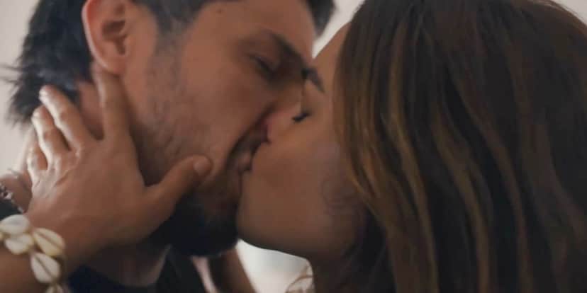Brisa beija Oto em cena da novela Travessia Brisa beija Oto em cena da novela Travessia