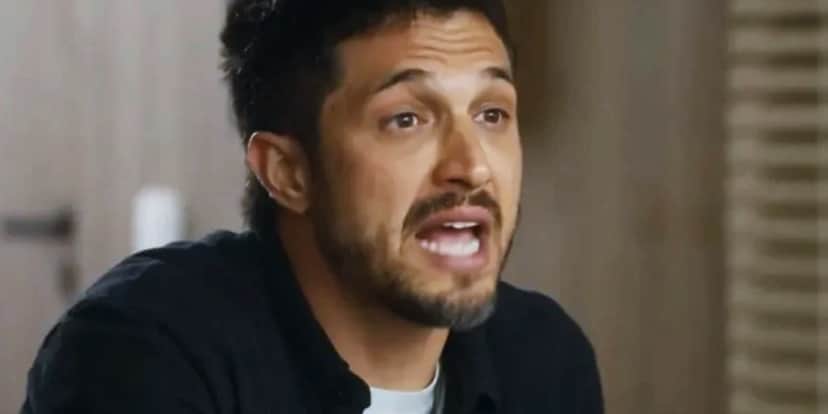 Oto na novela Travessia usando camisa social azul e branca Oto na novela Travessia usando camisa social azul e branca