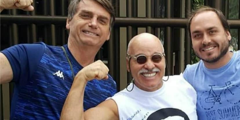 Paulo Cintura, da "Escolinha do Professor Raimundo", da Globo, com Bolsonaro e Carlos (Foto: Reprodução/Instagram) Paulo Cintura, da "Escolinha do Professor Raimundo", da Globo, com Bolsonaro e Carlos (Foto: Reprodução/Instagram)