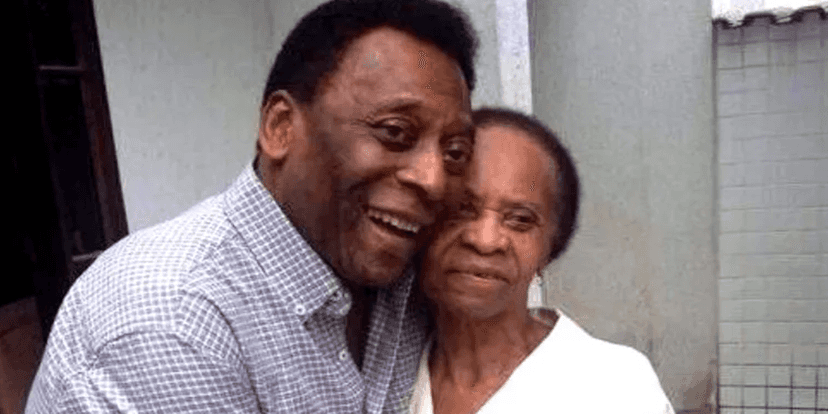 Pelé e sua mãe (Foto: Reprodução) Pelé e sua mãe (Foto: Reprodução)