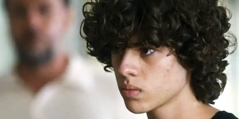 Rudá em cena da novela Travessia, adolescente com cabelo cacheado castanho Rudá em cena da novela Travessia, adolescente com cabelo cacheado castanho