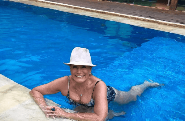 Atriz Susana Vieira relaxando na piscina de sua mansão faraônica (Foto: Redes Sociais) Atriz Susana Vieira relaxando na piscina de sua mansão faraônica (Foto: Redes Sociais)