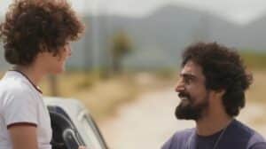Tertulinho (Renato Góes) se emociona com Manduca (Enzo Diniz), em 'Mar do Sertão' (Foto: Reprodução / Globo) Tertulinho (Renato Góes) se emociona com Manduca (Enzo Diniz), em 'Mar do Sertão' (Foto: Reprodução / Globo)
