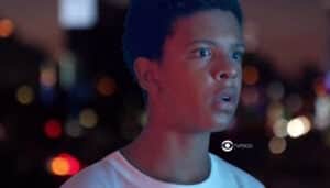 Travessia - Theo morre? 'Largado' pelos pais, rapaz chega ao fundo do poço após segredo vir à tona (Foto: Reprodução / Globo / Montagem TV Foco) Travessia - Theo morre? 'Largado' pelos pais, rapaz chega ao fundo do poço após segredo vir à tona (Foto: Reprodução / Globo / Montagem TV Foco)