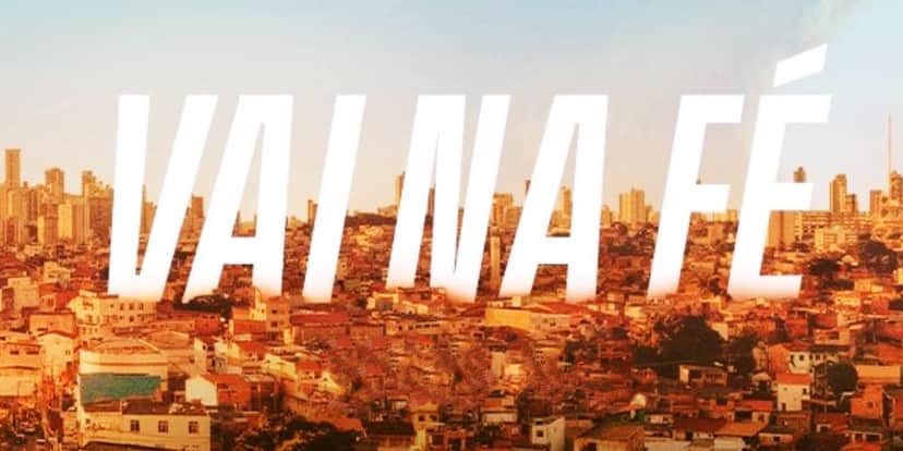 Logo Vai na Fé entre um céu azul e uma favela Logo Vai na Fé entre um céu azul e uma favela