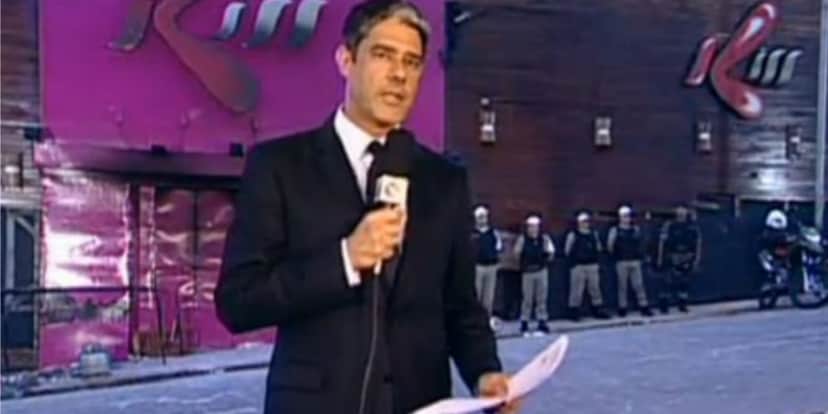 William Bonner na porta da Boate Kiss (Foto: Reprodução/TV Globo) William Bonner na porta da Boate Kiss (Foto: Reprodução/TV Globo)