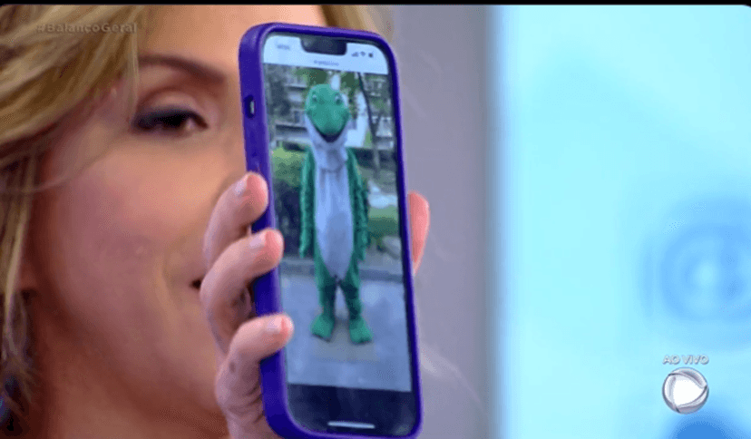 Keila Jimenez faz uma brincadeira com Fabíola Reipert mostrando uma foto de uma pessoa vestida de cobra e dizendo ser ela (Foto Reprodução/Twitter) Keila Jimenez faz uma brincadeira com Fabíola Reipert mostrando uma foto de uma pessoa vestida de cobra e dizendo ser ela (Foto Reprodução/Twitter)