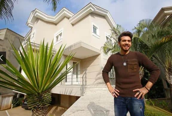 O cantor Gustavo Mioto possui uma mansão luxuosa com uma fachada majestosa que conta inclusive com um lindo piano - Foto Reprodução Internet O cantor Gustavo Mioto possui uma mansão luxuosa com uma fachada majestosa que conta inclusive com um lindo piano - Foto Reprodução Internet