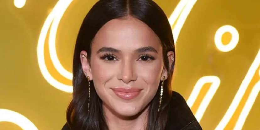 Bruna Marquezine não se aguenta com o que tem de estrela (Foto: Divulgação) Bruna Marquezine não se aguenta com o que tem de estrela (Foto: Divulgação)