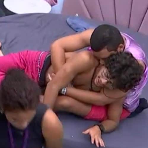 Após tentar beijar Gabriel Santana durante a festa, Bruno Gaga insiste dentro da casa. (Foto: Reprodução, Globo) Após tentar beijar Gabriel Santana durante a festa, Bruno Gaga insiste dentro da casa. (Foto: Reprodução, Globo)