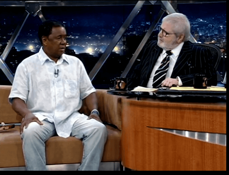 Nenéo no "Programa do Jô" em 2008, contando como foi receber a notícia que Zezé di Camargo gravaria sua música por ele mesmo (Foto Reprodução/Youtube) Nenéo no "Programa do Jô" em 2008, contando como foi receber a notícia que Zezé di Camargo gravaria sua música por ele mesmo (Foto Reprodução/Youtube)