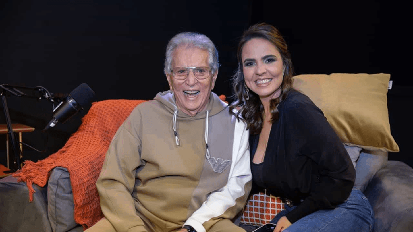 Carlos Alberto ao lado de Renata Domingues no 'O Pod é Nosso' (Foto: Divulgação/ Youtube) Carlos Alberto ao lado de Renata Domingues no 'O Pod é Nosso' (Foto: Divulgação/ Youtube)