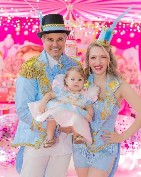 Edson Celulari e a esposa Karin Roepke ao lado da filha, Chiara (Foto: Reprodução/ Instagram) Edson Celulari e a esposa Karin Roepke ao lado da filha, Chiara (Foto: Reprodução/ Instagram)