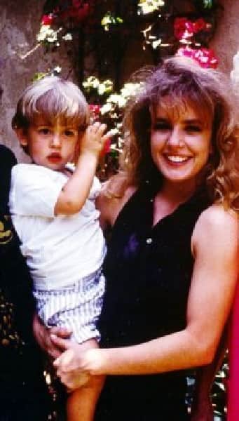 Dana Plato ao lado do filho (Foto: Divulgação/ Internet) Dana Plato ao lado do filho (Foto: Divulgação/ Internet)