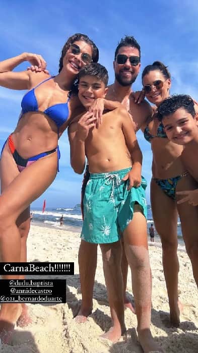Juliana Paes com os filhos, o marido de uma amiga, curtindo um dia de praia (Foto: Reprodução/ Instagram) Juliana Paes com os filhos, o marido de uma amiga, curtindo um dia de praia (Foto: Reprodução/ Instagram)