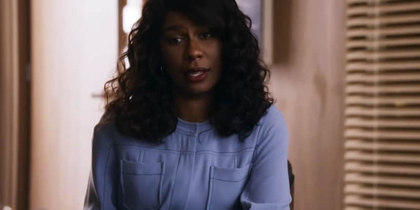 Laís é uma mulher negra que está usando uma blusa azul clara, cabelos médios castanhos ondulados em cena da novela da Globo Travessia Laís é uma mulher negra que está usando uma blusa azul clara, cabelos médios castanhos ondulados em cena da novela da Globo Travessia