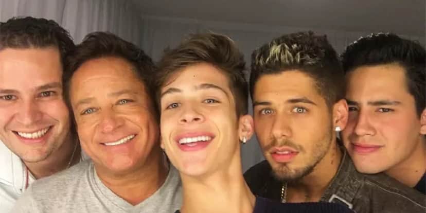Leonardo aos lados dos filhos (Foto: Divulgação) Leonardo aos lados dos filhos (Foto: Divulgação)