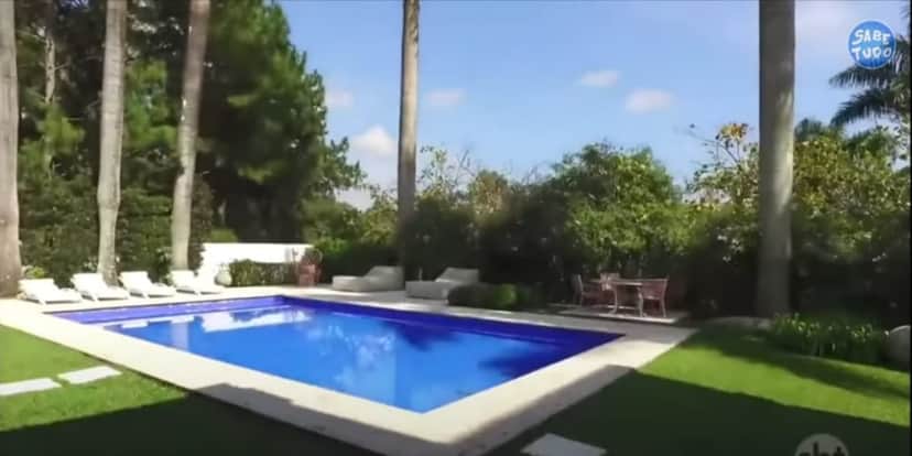 Academia privada, piscina enorme e entrada faraônica: Eliana vive na mansão mais linda do Brasil (Foto: Reprodução) Academia privada, piscina enorme e entrada faraônica: Eliana vive na mansão mais linda do Brasil (Foto: Reprodução)
