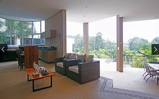 O cantor Gustavo Mioto possui uma mansão luxuosa com uma fachada majestosa que conta inclusive com um lindo piano - Foto Reprodução Internet O cantor Gustavo Mioto possui uma mansão luxuosa com uma fachada majestosa que conta inclusive com um lindo piano - Foto Reprodução Internet