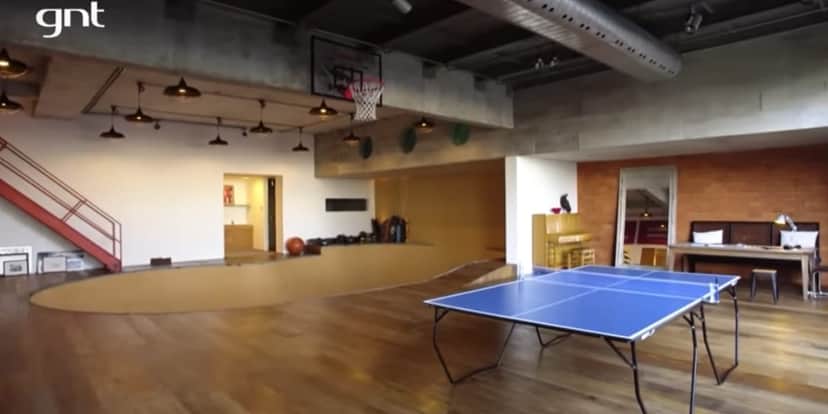 Pista de skate, cesta de basquete, mesa de ping-pong e muito espaço para diversão (Reprodução: Youtube) Pista de skate, cesta de basquete, mesa de ping-pong e muito espaço para diversão (Reprodução: Youtube)