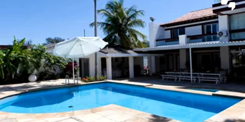 Piscina absurda da mansão de Renato Aragão e enorme área de lazer (Reprodução: Youtube) Piscina absurda da mansão de Renato Aragão e enorme área de lazer (Reprodução: Youtube)