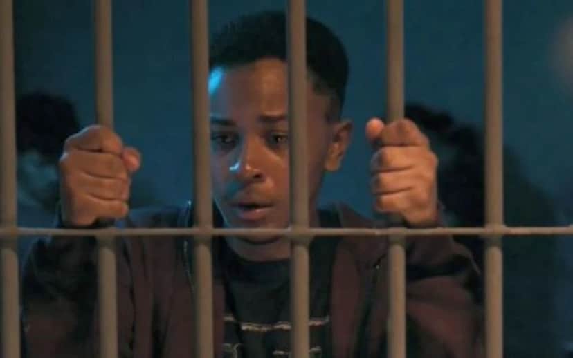 Yuri acaba preso na novela. (Foto: Reprodução / Globo) Yuri acaba preso na novela. (Foto: Reprodução / Globo)