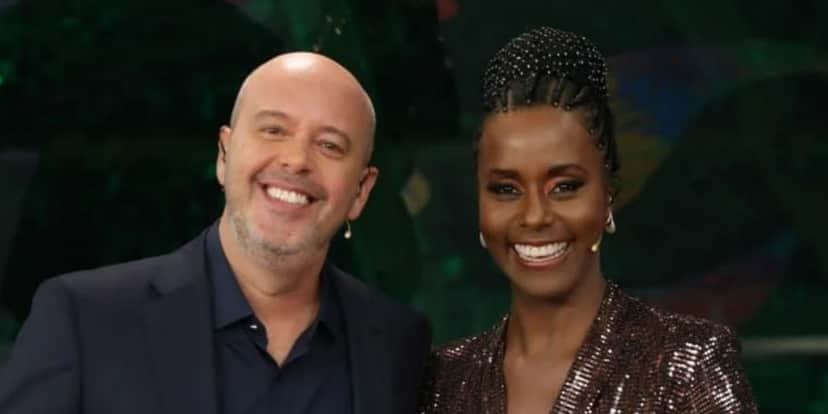 Maju Coutinho se confundiu durante cobertura do Carnaval 2023 ao lado de Alex Escobar (Foto: Reprodução/TV Globo) Maju Coutinho se confundiu durante cobertura do Carnaval 2023 ao lado de Alex Escobar (Foto: Reprodução/TV Globo)