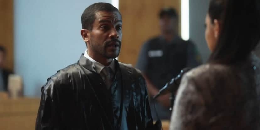 Vai na Fé tem em cena Ben vestido de preto em um tribunal Vai na Fé tem em cena Ben vestido de preto em um tribunal
