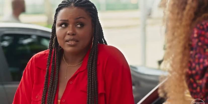 Bruna com camiseta vermelha e tranças longas na novela Vai na Fé Bruna com camiseta vermelha e tranças longas na novela Vai na Fé