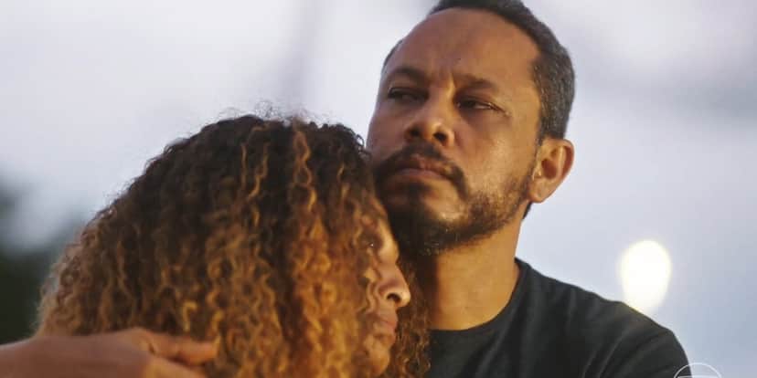 Carlão abraça Sol na novela Vai na Fé Carlão abraça Sol na novela Vai na Fé