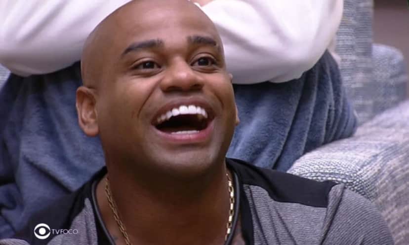 Após internautas pedirem revisão da Prova do Líder, alegando que Cézar Black havia dormido, a edição confirma que o brother é o novo líder do BBB23 (Foto: Reprodução / Globoplay)