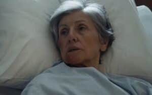 Cidália (Cassia Kis) em cena de Travessia; mesmo na cama, ela tramará contra Ari (Chay Suede) (Foto: Reprodução / Globo) Cidália (Cassia Kis) em cena de Travessia; mesmo na cama, ela tramará contra Ari (Chay Suede) (Foto: Reprodução / Globo)