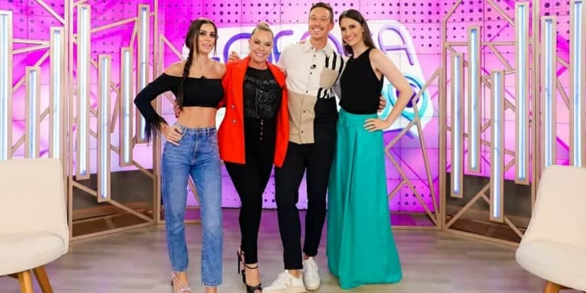 Gaby Cabrini, Flor Fernandez, Gabriel Cartolano e Chris Flores no "Fofocalizando" (Foto: Gabriel Cardoso/SBT)