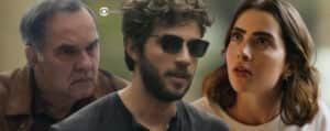 Travessia - Com a faca e o queijo nas mãos, Ari dá rasteira em Guerra e Chiara: "Canalha" (Foto: Reprodução / Globo / Montagem TV Foco) Travessia - Com a faca e o queijo nas mãos, Ari dá rasteira em Guerra e Chiara: "Canalha" (Foto: Reprodução / Globo / Montagem TV Foco)