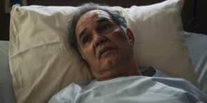 Guerra deitado na cama em cena da novela Travessia Guerra deitado na cama em cena da novela Travessia