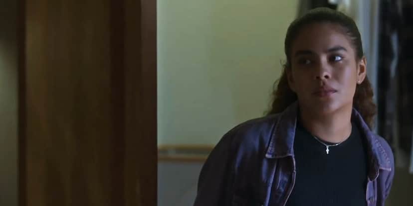 Jenifer em cena da novela Vai na Fé usando jaqueta jeans roxa Jenifer em cena da novela Vai na Fé usando jaqueta jeans roxa
