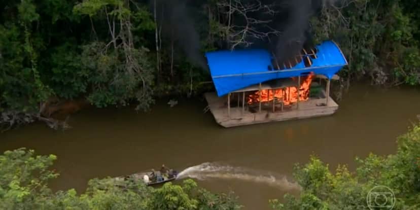 Polícia Federal e IBAMA atearam fogo em balsas durante operação (Foto: Reprodução/TV Globo) Polícia Federal e IBAMA atearam fogo em balsas durante operação (Foto: Reprodução/TV Globo)
