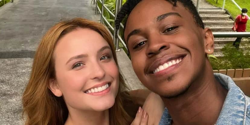 Larissa Manoela e Jean Paulo Campos, que viveram Maria Joaquina e Cirilo, nos corredores da Globo (Foto: Reprodução/Instagram) Larissa Manoela e Jean Paulo Campos, que viveram Maria Joaquina e Cirilo, nos corredores da Globo (Foto: Reprodução/Instagram)