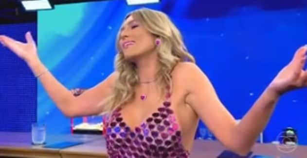 Lívia Andrade surgiu no 'Domingão' com vestido brilhante de corações (Foto: Globoplay) Lívia Andrade surgiu no 'Domingão' com vestido brilhante de corações (Foto: Globoplay)