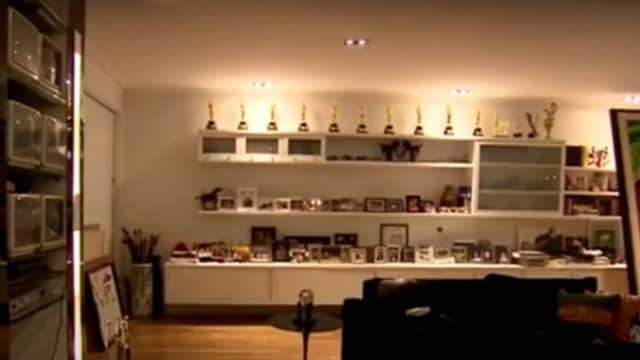 O eterno apresentador do SBT, Gugu Liberato, deixou uma mansão luxuosa que conta com piscina enorme, quadra e sala de troféus e está assim hoje - Foto Reprodução de Vídeo