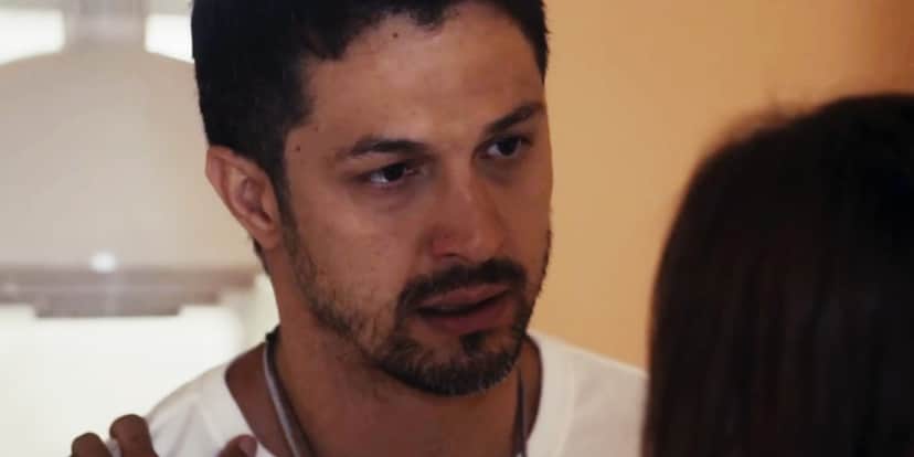 Oto usa camisa branca e colares prata em cena da novela Travessia Oto usa camisa branca e colares prata em cena da novela Travessia