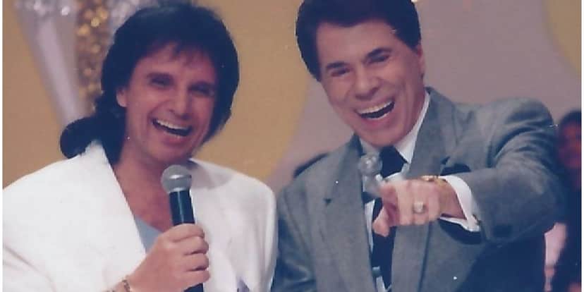 Roberto Carlos ao lado de Silvio Santos (Foto: Reprodução / SBT) Roberto Carlos ao lado de Silvio Santos (Foto: Reprodução / SBT)