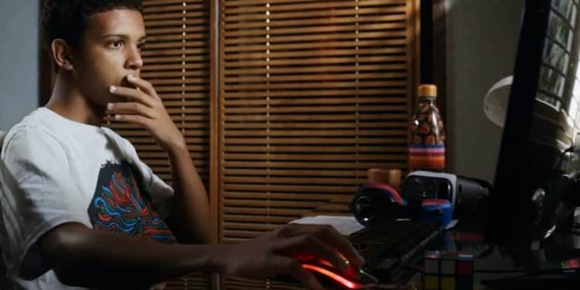 Theo viciado na novela Travessia 