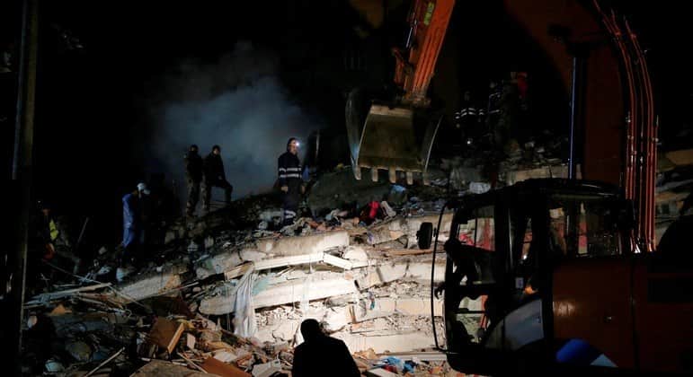 Família é resgatada após 12 de terremos na Turquia (Foto: Reprodução - CNH)