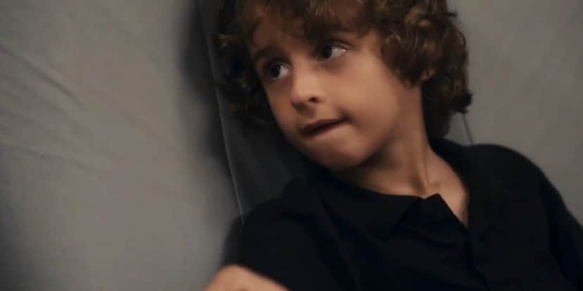 Tonho está no meio da disputa dos pais em Travessia Tonho está no meio da disputa dos pais em Travessia