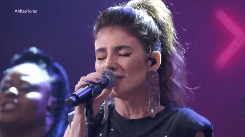 Paula Fernandes se emociona com homenagem feita para Skank no "Altas Horas" (Foto Reprodução/Globoplay) Paula Fernandes se emociona com homenagem feita para Skank no "Altas Horas" (Foto Reprodução/Globoplay)