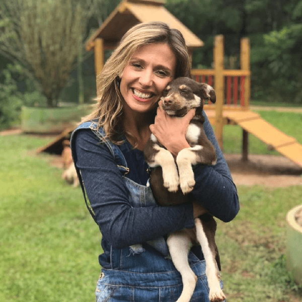 Luisa Mell segurando um de seus cachorros de estimação (Foto: Reprodução/ Instagram) Luisa Mell segurando um de seus cachorros de estimação (Foto: Reprodução/ Instagram)